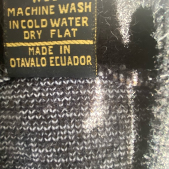 Wool Cardi w/ wood buttons - Picture 4 of 6